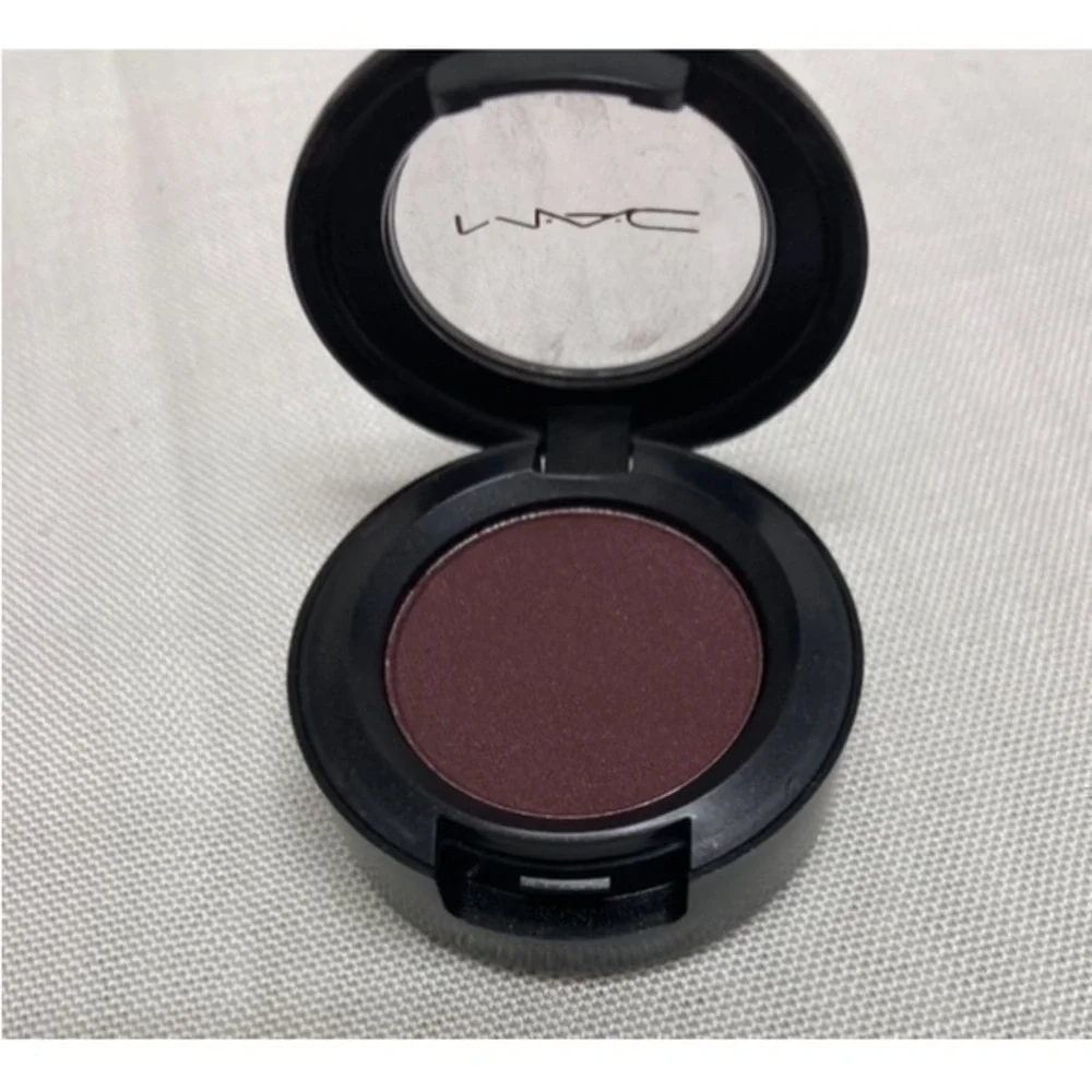 MAC Eyeshadow in Sketch (Velvet)